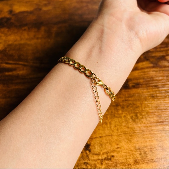 18k gold plated Versace three piece Set Chain, Necklace, earrings and Bracelet - Picture 8 of 12